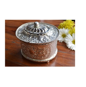 Caja de Almacenamiento Metálica de Lujo y Alta Calidad con Diseño Tallado, Elegante Organizador Decorativo para Mesa de Oficina u Hogar, por Tradebyd - Product Image 1