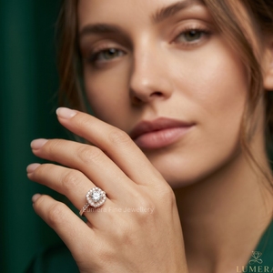 Anillo de Compromiso Personalizado de Oro Rosa de 18K con Halo Redondo y Diamante Cultivado en Laboratorio con Banda de Micro Pavé para Mujer - Product Image 6