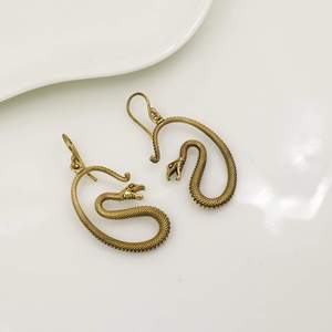 Pendientes Colgantes de Serpiente de Latón Chapado en Oro Antiguo, Joyería Vintage con Forma de Animal, Pieza de Moda Unisex de Tendencia - Product Image 2