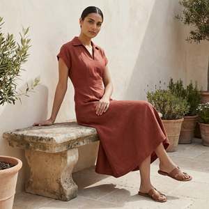 Vestido midi rojo ladrillo de algodón con paneles en forma de A para mujer, con tela ligera, estilo moderno y ajuste cómodo para el día a día. - Product Image 4