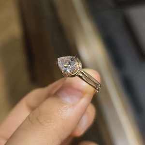 Anillo de Compromiso East West con Circonita Cúbica en Forma de Pera de 2.00 CT, Plata de Ley 925, Regalo de Aniversario de Bodas Moderno para Mujer - Product Image 5