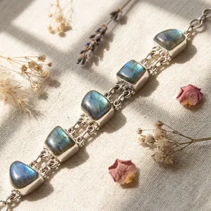 Pulsera de Labradorita Hecha a Mano con Plata de Ley 925, Pulsera de Piedras Naturales con Destellos Azules para Mujer - Product Image 4
