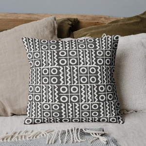 Housse de coussin noire imprimée à la main au style indien, motif géométrique en treillis, coussin décoratif contemporain pour la maison - Product Image 1