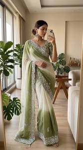 Sari de Georgette de Diseño Exclusivo con Bordado de Estrellas y Lentejuelas, y Blusa Completamente Cosida - Product Image 5