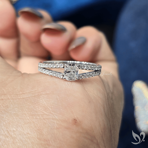 แหวนเพชรทรงคุชชั่นขนาด 0.5 กะรัต ตัวเรือนทองคำขาว 10K ประดับเพชรแบบสลิมสปลิตพาเว่ พร้อมใบรับรอง IGI เหมาะสำหรับแหวนขอแต่งงาน - Product Image 4