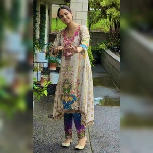 FATEMA FASHION présente un nouveau salwar kameez prêt-à-porter pour femmes, design fantaisie, imprimé en relief, coupe trapèze, dupatta en soie chinon pure - Product Image 1