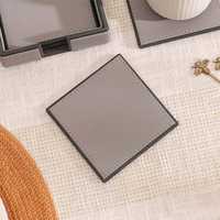 Plateau de service gris fin au design minimaliste, durable, texture shagreen grise, poignées à bordure dorée, ensemble de sous-verres au design minimaliste