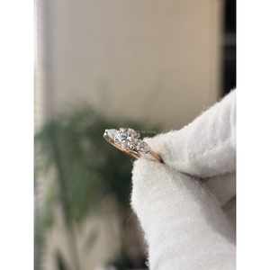 Anillo de Compromiso Exclusivo con Tres Diamantes Cultivados en Laboratorio, Corte Redondo, con Piedras Laterales en Forma de Pera, 1.1CT VVS VS EF, Oro Sólido para Mujer - Product Image 4