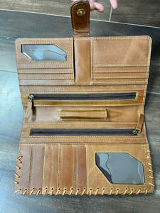 Portefeuille long en cuir de vache à poils, design tendance 2025, style occidental, avec motif floral en cuir travaillé à la main, portefeuille en cuir fait main pour femmes - Product Image 6