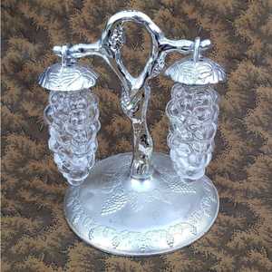 Ensemble de salières et poivrières en argent avec monogramme C, forme hexagonale, construction métallique durable, lavage à la main uniquement - Product Image 6