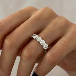 แหวนครบรอบ 2.5 กะรัต เพชรเพาะเลี้ยงในห้องปฏิบัติการ ทองคำขาว 14k แบบครึ่งวงแหวน ประดับเพชรแบบ Trellis - Product Image 6