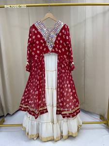 Conjunto de lehenga acampanada con estampado y patchwork, y kurti con abertura frontal, estilo Rangoli Crush con encaje Lampi, ideal para festivales. Exportador indio. - Product Image 6