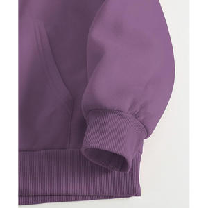 Hoodie oversize d'inspiration streetwear, au design minimaliste, en tissu épais et à silhouette décontractée. - Product Image 5