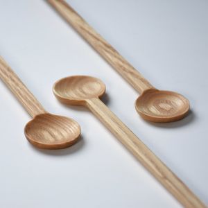 ช้อนไม้ธรรมชาติทำมือสำหรับใช้ในครัว ขัดเงาอย่างดี เป็นมิตรกับสิ่งแวดล้อม ปลอดภัยสำหรับเครื่องล้างจาน เหมาะสำหรับซุปร้อน อาหารตุ๋น และการรับประทานอาหาร - Product Image 1
