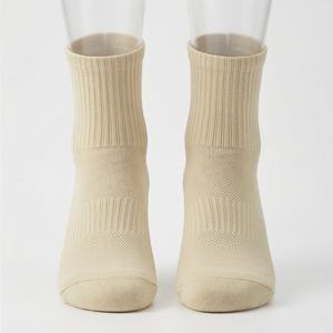 Chaussettes de Pilates antidérapantes pour femmes, chaussettes de yoga, chaussettes de ballet, chaussettes de sport antidérapantes, couleur personnalisée, respirantes, équipement de fitness - Product Image 1