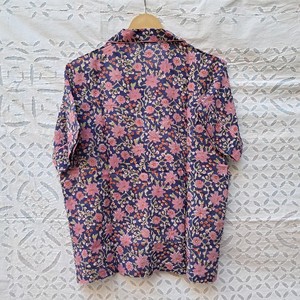 Ensemble de pyjama pour femme en coton à imprimé floral dense Dahlia bleu marine et rose, chemise à manches courtes à col en V et short assorti - Product Image 3