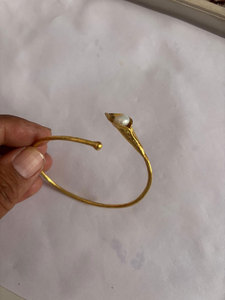 Bracelet manchette doré avec perle d'eau douce sertie, design floral minimaliste, unisexe, pour usage quotidien - Product Image 1