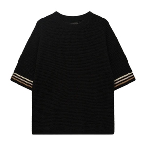 T-shirt en tricot crocheté pour homme, manches courtes, texture côtelée, poignets rayés, style décontracté d'été, style streetwear, vente en gros, fournisseur d'usine OEM - Product Image 1