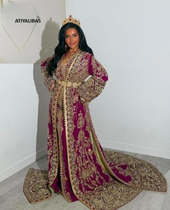 Robe de mariée traditionnelle Atiyalibas pour femme, en soie bordeaux brodée, longueur ras du sol, avec détails dorés et accessoire couronne - Product Image 1