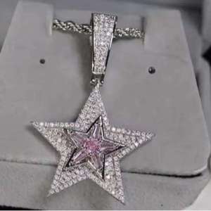 Colgante de Lujo con Dije de Estrella, Moissanita Brillante con Piedra Central Rosa, Joyería Hip Hop de Plata Helada, Collar Elegante y a la Moda - Product Image 4