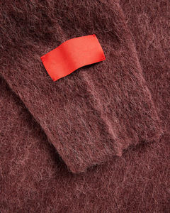 Pull en acrylique épais personnalisé pour homme, imprimé lettres rouges, tricoté, anti-boulochage, logo frontal, manches classiques, pour l'automne - Product Image 3