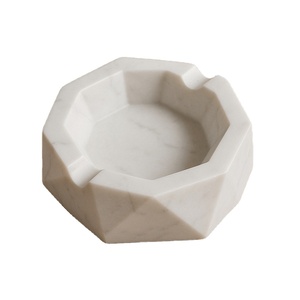 Cendrier géométrique en marbre blanc de luxe, design moderne facetté, artisanal en pierre, porte-cigarettes haut de gamme, élégant pour la maison et le bureau - Product Image 1