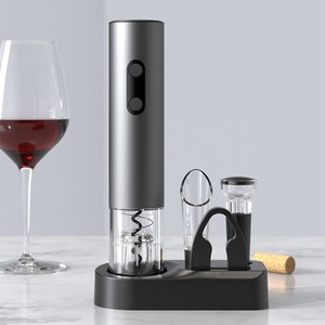 Ensemble ouvre-bouteille électrique à piles avec verseur, bouchon à vide et coupe-capsule, outil de bar moderne en plastique noir avec support - Product Image 6