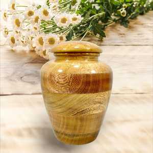 Urne funéraire en bois naturel avec finition artisanale décorative pour hommage commémoratif, cendres de crémation et présentation significative à la maison - Product Image 5