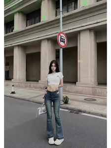เสื้อยืดผู้หญิงทรงสลิมฟิตสำหรับฤดูร้อน ดีไซน์โชว์เอวสูง แขนสั้น ความยาวระดับไหล่ - Product Image 2