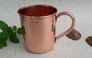 Mug à Moscow Mule contemporain martelé GLOSSY TOUCH ART, fait main, portable, avec poignée incurvée, pour bière, whisky, en métal - Product Image 1