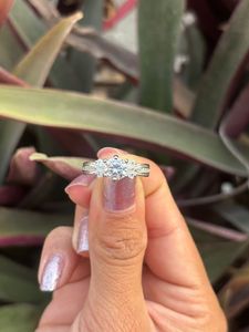 Elegante Anillo de Compromiso de Diamantes para Novia con Diseño Clásico de Corte Redondo Escalonado a Buen Precio - Product Image 3