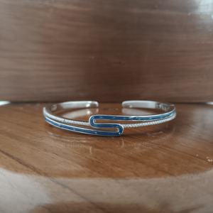 Bracelet en argent sterling 925 avec émail bleu, design trombone, finition rhodiée, moderne, minimaliste, léger, cadeau pour femme - Product Image 1
