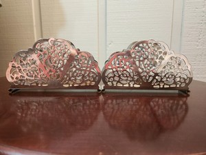 Support de serviettes en métal vintage, design semi-circulaire en filigrane, dentelle argentée, décoration de table, utilisation pour les fêtes, durable - Product Image 1