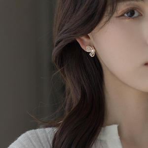 Boucles d'oreilles clous en forme de papillon AMBER JEWELS, imitation perle, argent 925 plaqué or 18 carats, unisexe, bijoux tendance pour fiançailles - Product Image 4