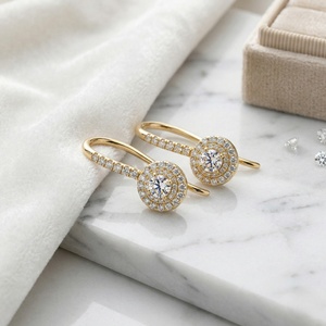ต่างหูทรงหยดน้ำประดับเพชรทรงกลม 1.00 กะรัต พร้อมดีไซน์แบบ Pave Halo - Product Image 2