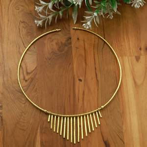 Collier ras du cou artisanal en laiton plaqué or avec franges et pointes martelées, vente en gros - Product Image 1