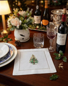 Serviettes de cocktail personnalisées en coton blanc 6x6' avec broderie sapin de Noël et ourlet festonné pour la maison, les fêtes et les événements - Product Image 1