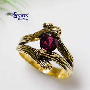 Anillo de Granate Rojo Redondo en Plata de Ley 925 con Diseño Texturizado de Rama Inspirado en el Bosque, Joyería Artesanal para Mujer, Venta al Por Mayor - Product Image 2