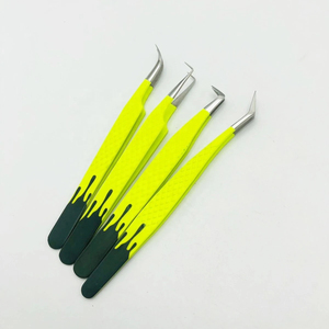 Pince à cils en acier inoxydable bicolore jaune et noir, à pointe incurvée, pour une application précise et un volume optimal lors de l'extension des cils. - Product Image 3
