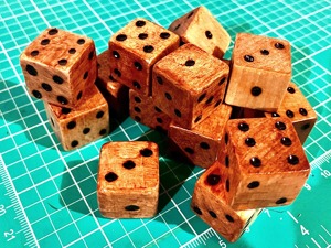 Dés en bois de qualité supérieure, dés polyédriques en bois hautement polis pour jeux de rôle professionnels, articles de jeu en gros - Product Image 6