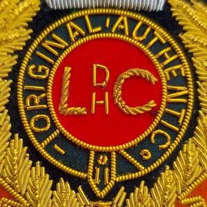 Insignia bordada a mano con hilo de bullion LDHC sobre base de fieltro negro de 9 cm, insignia para gorra con acabado en relieve acolchado para uso en uniformes en todo el mundo. - Product Image 3