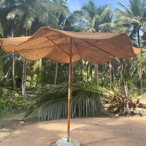 Parasol de plage en fibre de coco naturelle et poteaux en bois, bon prix, parasols en fibre de coco. - Product Image 6