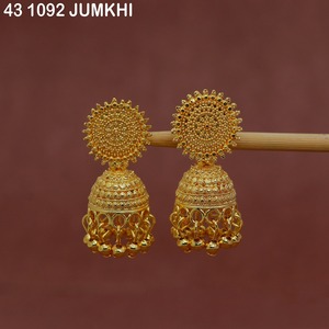 Boucles d'oreilles Jhumka indiennes pour femmes, style ethnique vintage, dorées, rondes, perlées, en alliage royal plaqué or - Product Image 2