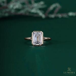 Anillo de Compromiso con Esmeralda Certificada por IGI y Diamante Solitario con Engaste de Bisel en Oro Amarillo, Joyería Clásica de Diamantes para Mujer - Product Image 2
