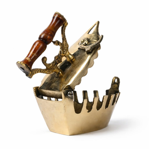 Presse à repasser vintage en laiton avec poignée en bois, fer à repasser métallique de style antique, objet décoratif de collection pour la maison - Product Image 6