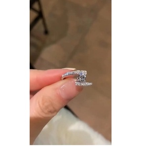 Anillo de compromiso de oro blanco de 14K con diamante cultivado en laboratorio de 1 quilate, anillo bypass, joyería fina nupcial moderna - Product Image 1