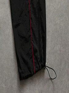 Pantalon parachute blanc pour homme de haute qualité, coupe large, personnalisé, avec bande latérale contrastante noire, style streetwear, cordon de serrage - Product Image 4