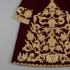 Delantal de terciopelo color borgoña oscuro para mujer con bordado dorado y diseño floral, talla adulta - Product Image 5