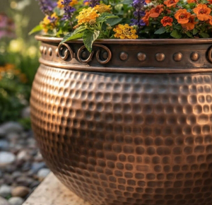 Pot de fleurs en métal martelé rustique, style vintage, pour plantes d'intérieur, design circulaire, finition sculptée à la main - Product Image 4