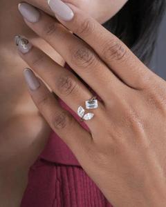 Anillo de diamantes Toi et Moi en oro blanco con diamantes de corte esmeralda y marquesa, anillo abierto moderno para compromiso y regalo para ella. - Product Image 1